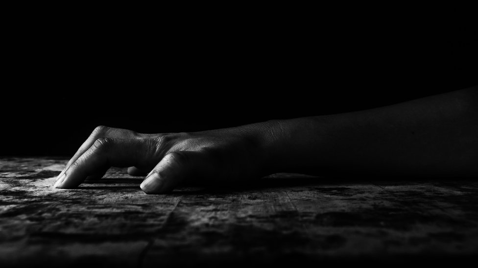 Muchas víctimas de trata (de ambos sexos) proceden de ambientes de pobreza y de hogares donde hubo violencia doméstica. Mano de un hombre