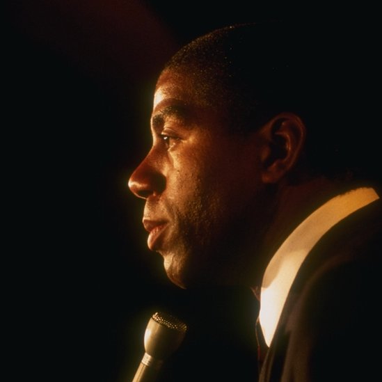 Johnson estuvo convencido que Thomas había contribuido a la propagación de los rumores que aseguraba que era gay o bisexual. "Magic" Johnson durante la rueda de prensa en la que anunció que había contraído VIH.