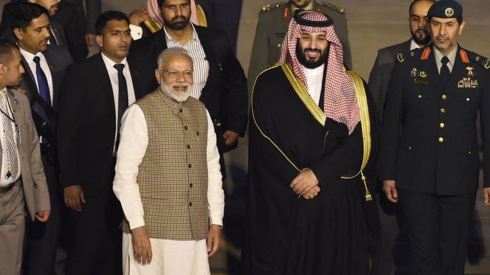 Наследный принц Саудовской Аравии Мохаммед бин Салман стоит рядом с премьер-министром Индии Нарендрой Моди (слева) по прибытии в аэропорт Нью-Дели 19 февраля 2019 года.
