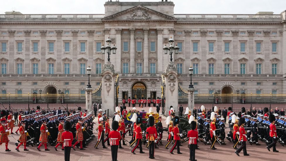 El cortejo fúnebre pasa por delante del Palacio de Buckingham