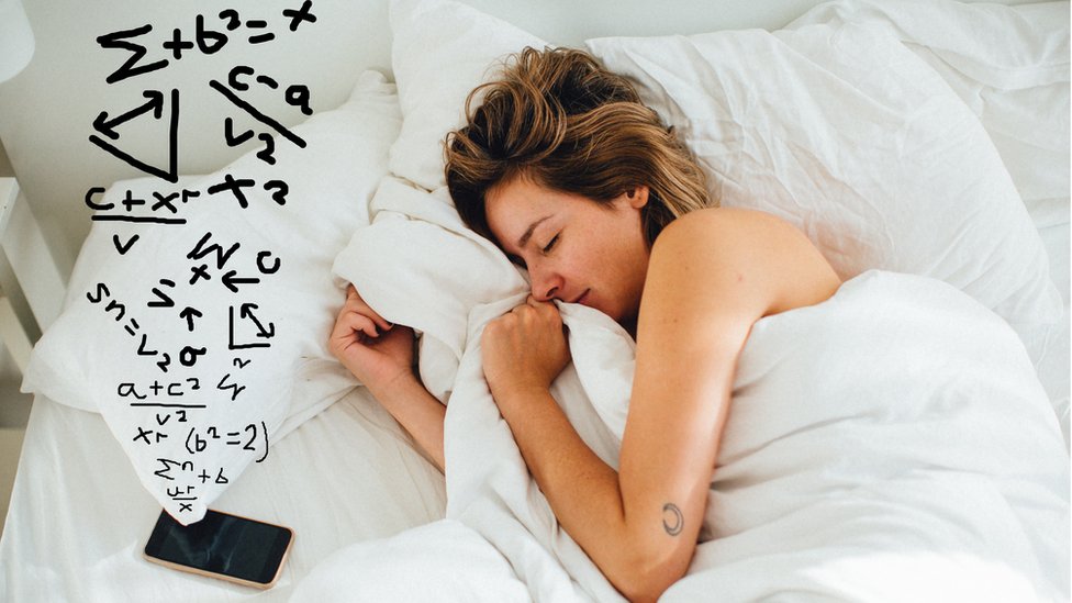 женщина спит с телефоном