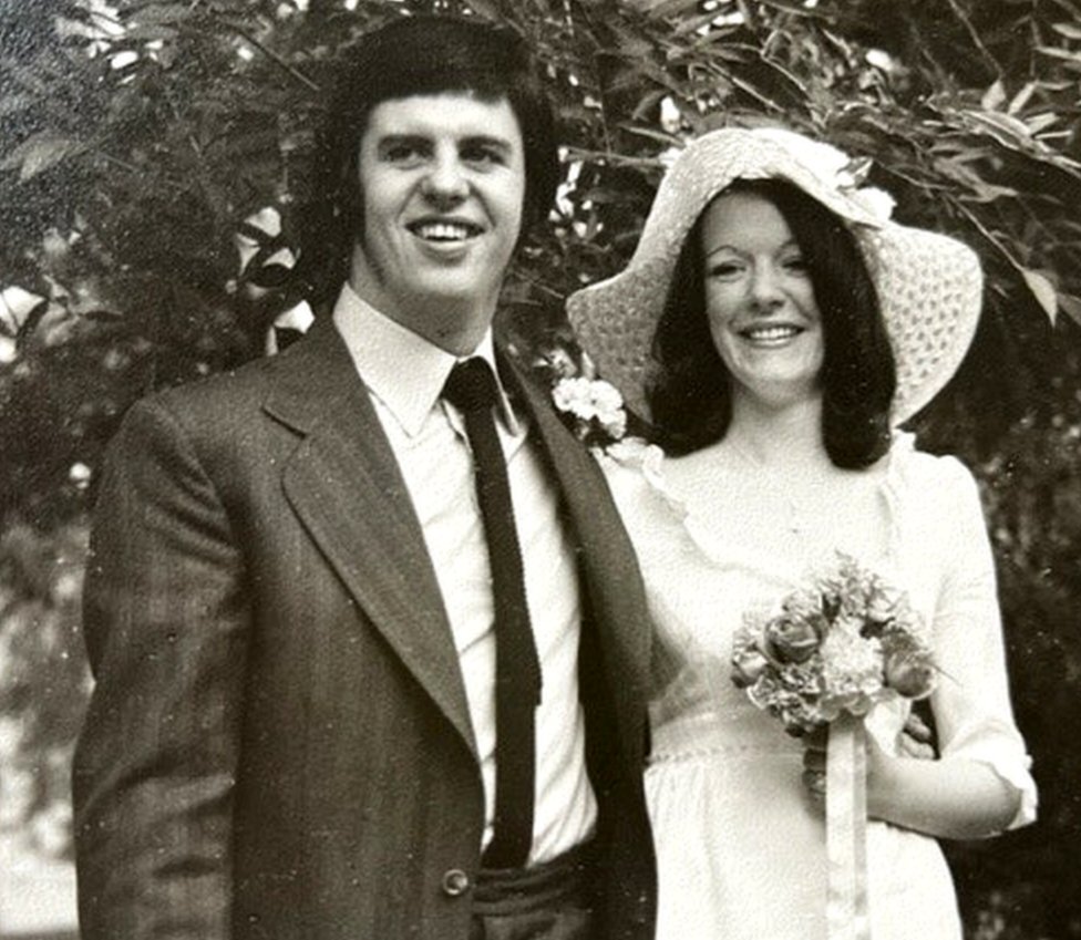 Una fotografía en blanco y negro de Jim y Margaret Mitchell el día de su boda.