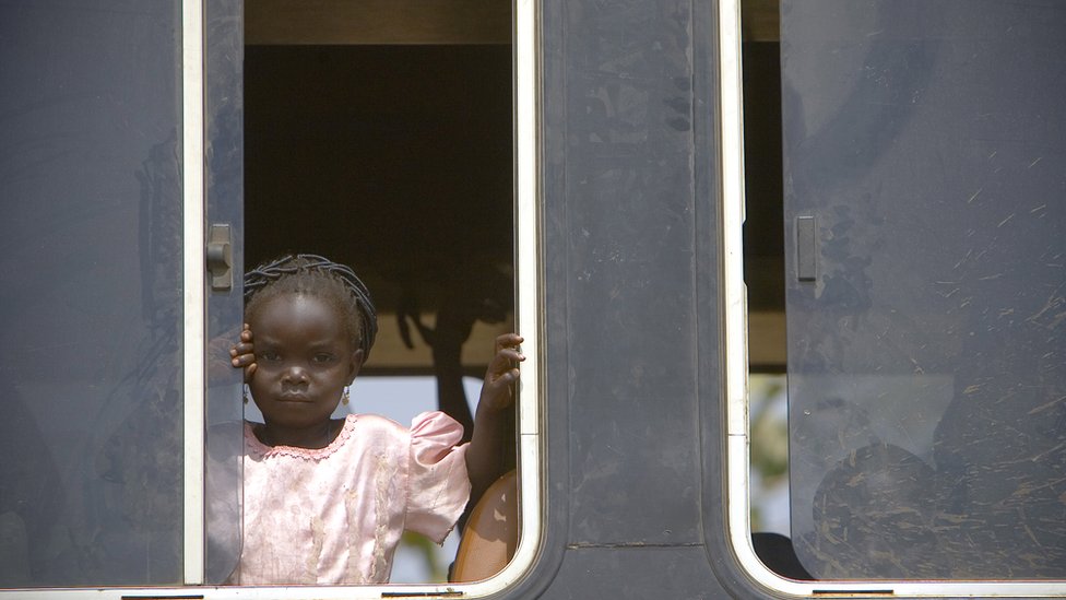 Девушка в автобусе на границе Гвинеи и Буркина-Фасо - архивный снимок