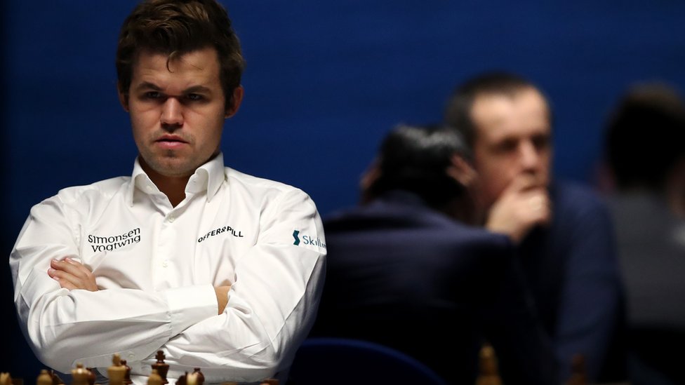 Magnus Carlsen and Hans Niemann: Chess champion accuses opponent of cheating  - BBC News