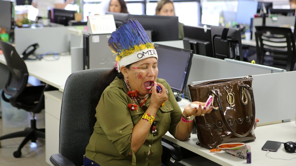 Женщины из числа коренных народов занимают штаб-квартиру департамента здравоохранения коренных народов во время форума женщин из числа коренных народов, чтобы требовать уважения их прав