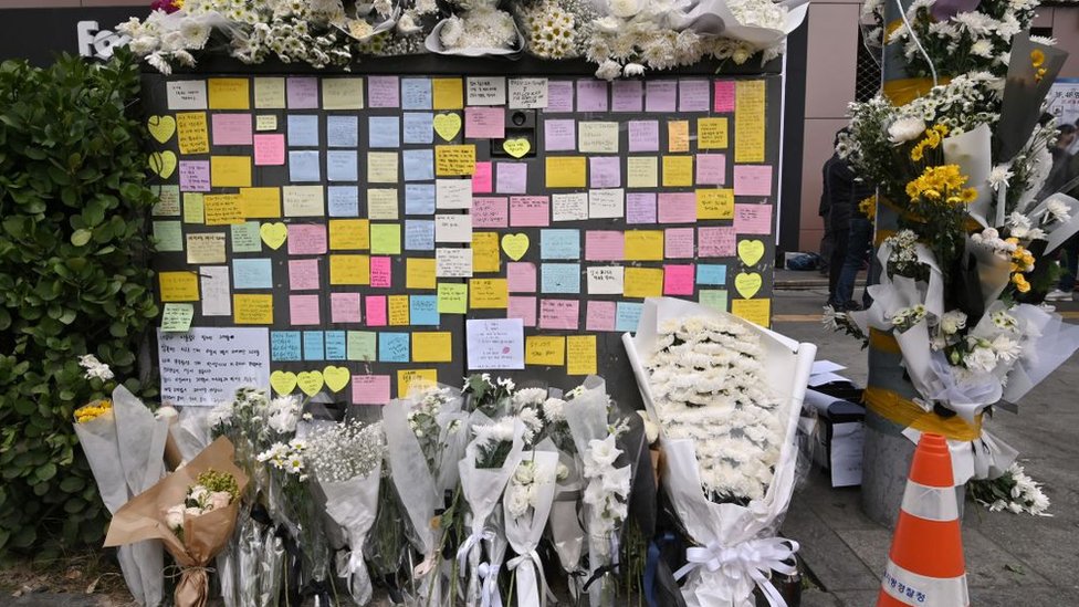 Flores y mensajes en un monumento improvisado para las víctimas de la oleada mortal de Halloween, fuera de una estación de metro en el distrito de Itaewon