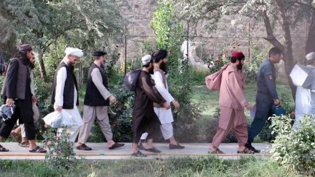 عناصر من طالبان بصدد مغادرة سجن حكومي