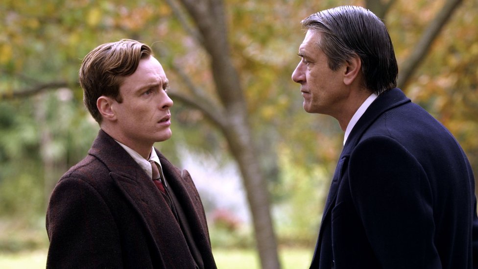 En la serie de la BBC Toby Stephens hizo de Philby y Marcel Iures de su reclutador, "Otto" (Arnold Deutsch). En la serie Toby Stephens hizo de Philby y Marcel Iures de su reclutador, Otto.