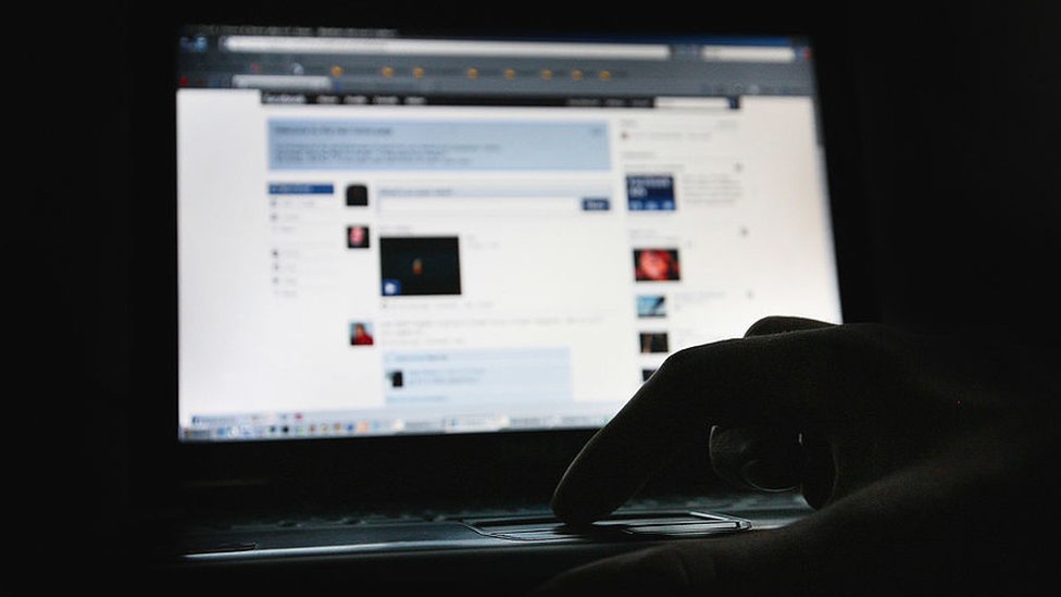 На этой фотографии сайт социальной сети Facebook отображается на экране ноутбука 25 марта 2009 года в Лондоне, Англия.