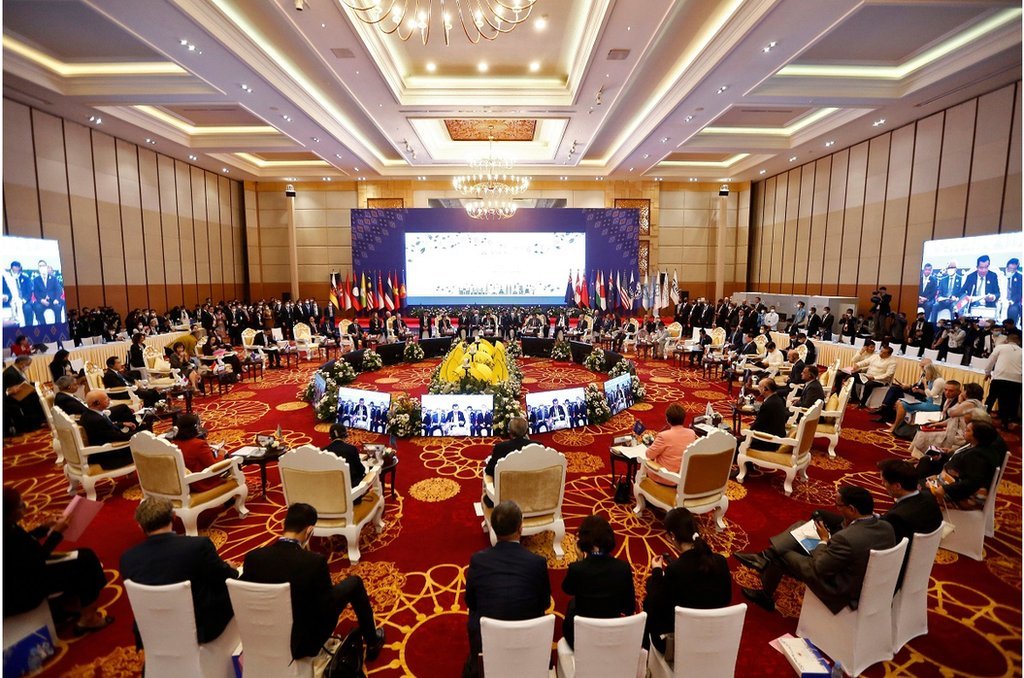 11月13日，作為第40屆和第41屆東南亞國家聯盟（東盟）峰會及相關峰會的一部分，與會領導人和代表出席了在柬埔寨金邊舉行的第二屆東盟全球對話。