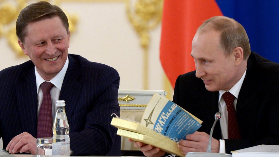 Президент России Владимир Путин (справа), а затем глава администрации Кремля Сергей Иванов (слева)