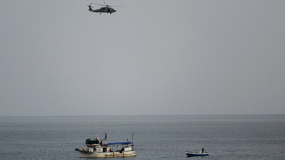 Helicóptero estadounidense vigila una embarcación ecuatoriana sospechosa en 2013.