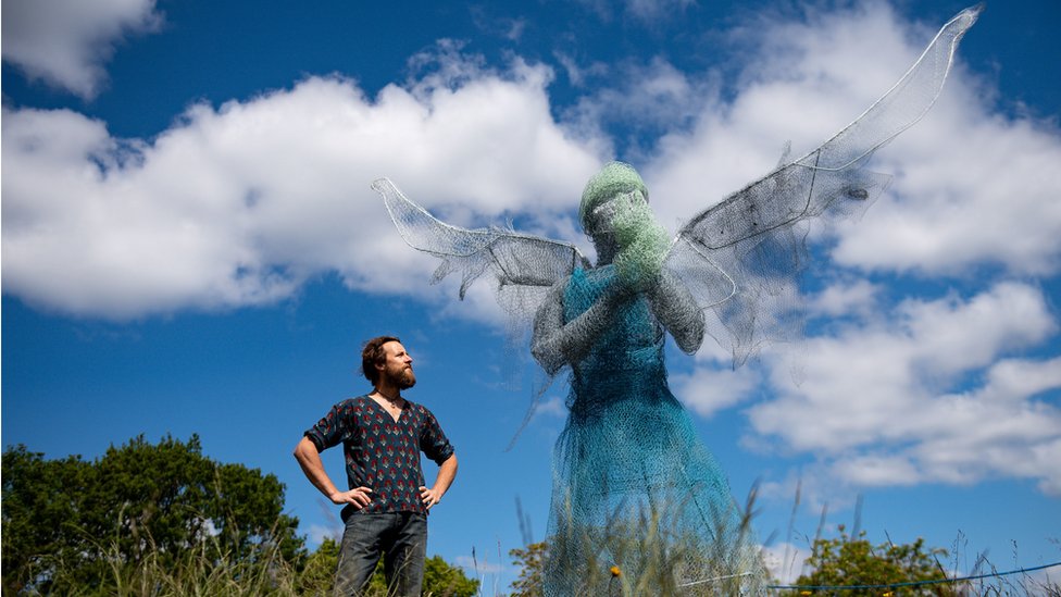 Крылатый медицинский работник скульптора Люка Перри, который был установлен в парке недалеко от Бирмингема, отдавая дань уважения NHS и медицинским работникам во время пандемии коронавируса
