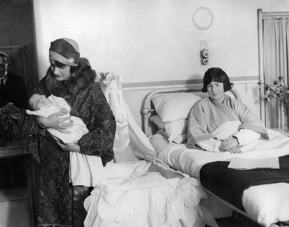 La reina Soraya con un bebé en un hospital de Londres