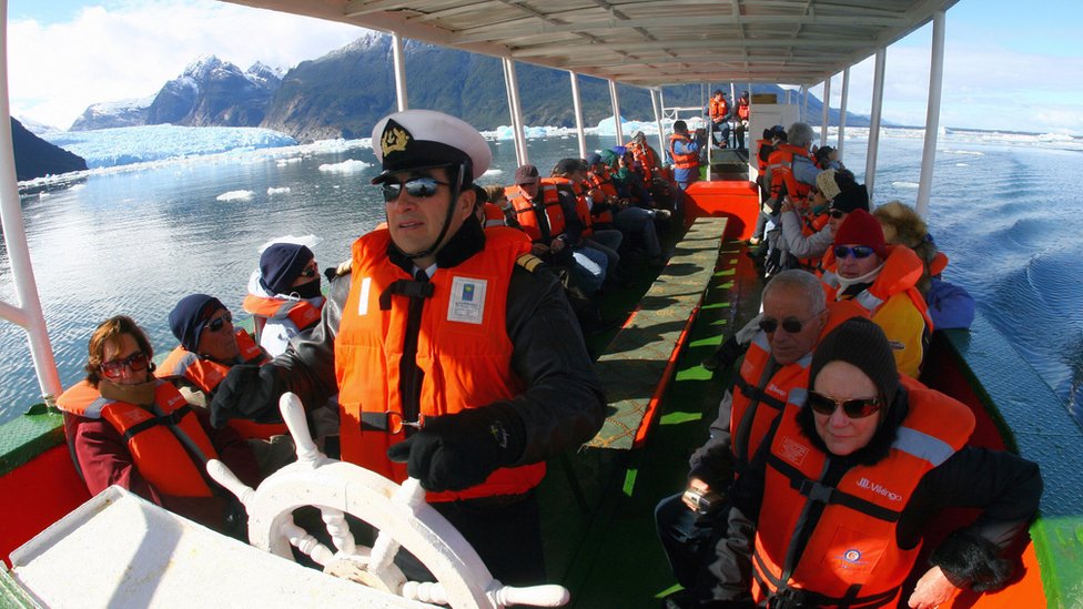 Los turistas son llevados en recorridos en bote por los glaciales que existen en la región patagónica de Chile. Turistas en los glaciares del sur de Chile