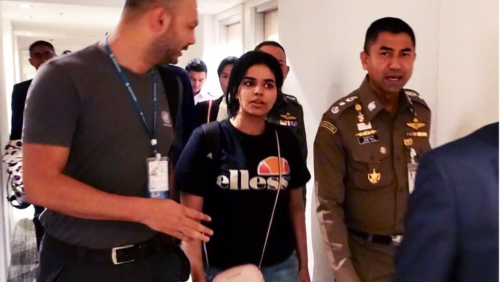 رهف القنون تغادر مطار بانكوك برفقة ضابط هجرة تايلاندي ومسؤولي مفوضية الأمم المتحدة العليا للاجئين