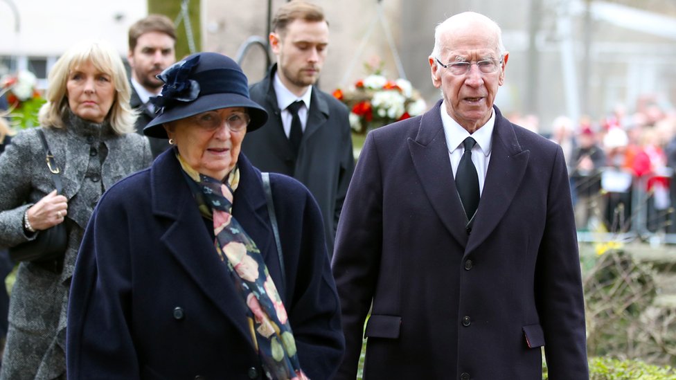 Сэр Бобби Чарльтон и жена прибывают на похороны Гордона Бэнкса в Стокгольмском соборе