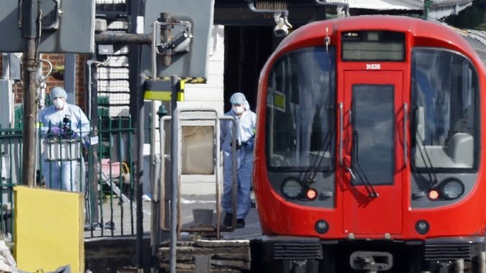 Equipos forenses analizaron los vagones en busca de otros indicios que ayudaran a localizar a los responsables de la explosión. Forenses trabajando en el metro de Londres.