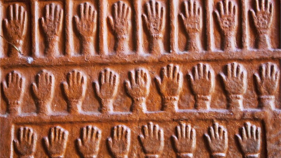 拉賈斯坦邦一座城堡的牆上刻有手掌印，以紀念在娑提儀式中死去的女性。