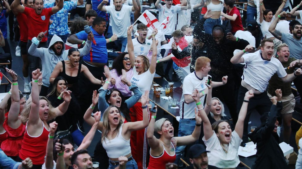 Fanáticos del fútbol celebran el triunfo de Inglaterra sobre Dinamarca en las semifinales.