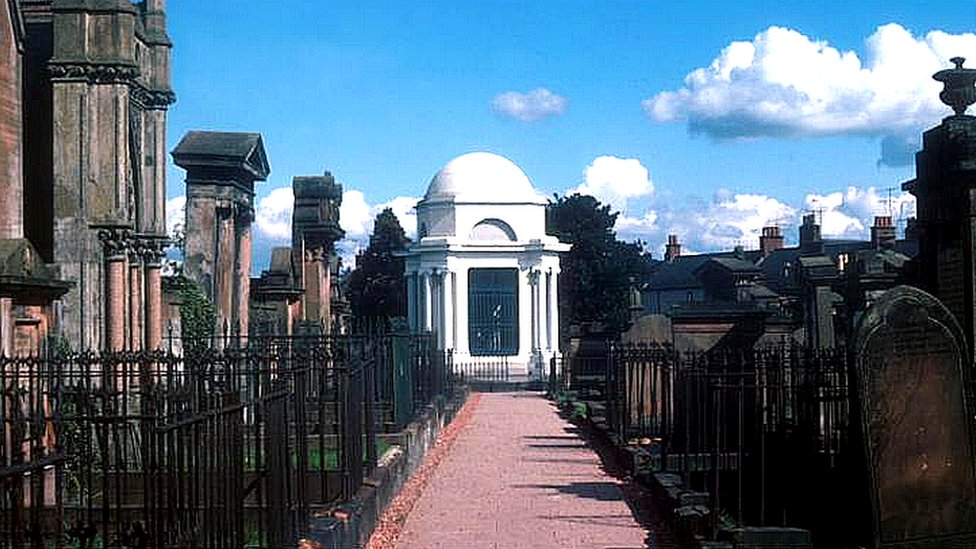Белое здание мавзолея