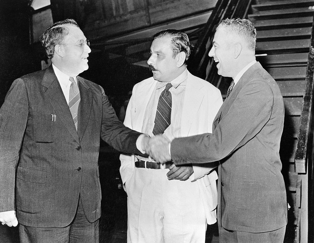 Rexford Tugwell (derecha) ofrece la mano a su predecesor Guy Jacob Swope. En el medio Luis Muñoz Marín, quien en ese momento era presidente del Senado de la isla.