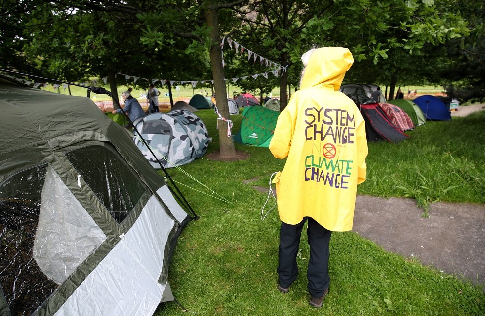 Протестующие в климатическом лагере Холируд