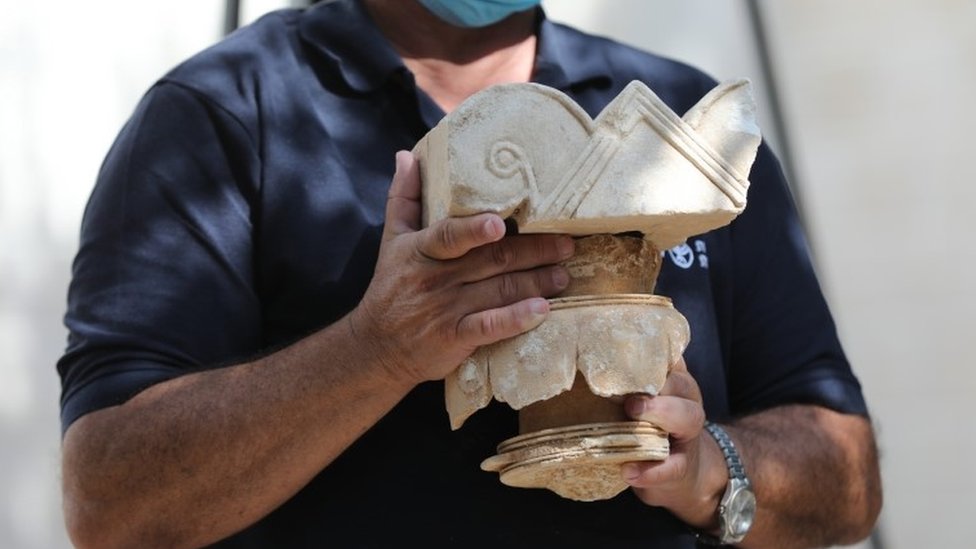 Izraelski arheolog Jakov Biling pokazuje kameni ornamet - deo stuba iz vremena biblijskog kraljevstva u Jerusalimu (3. septembar, 2020)