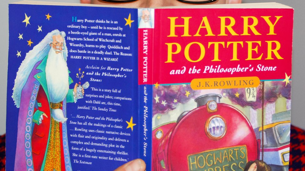 задняя и передняя обложки копии книги «Гарри Поттер и философский камень»