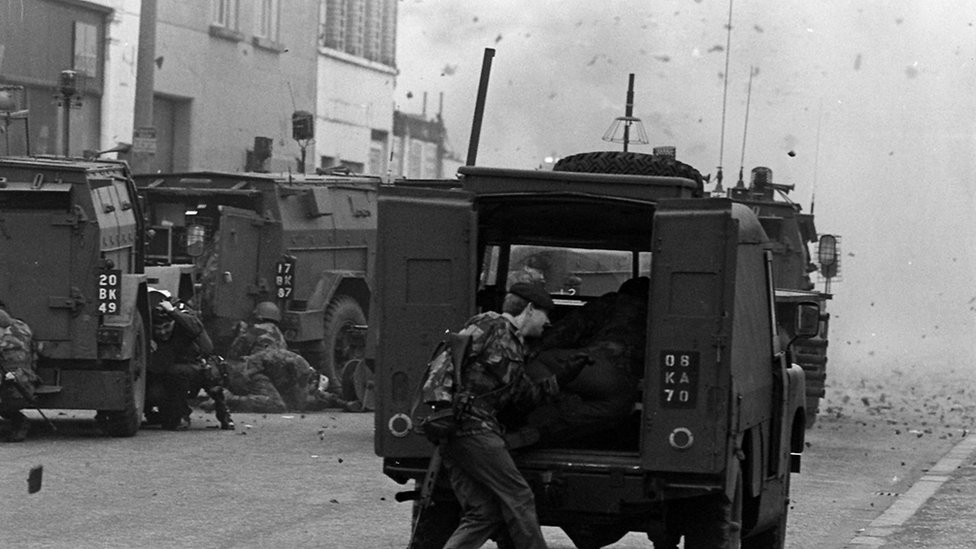 Солдаты убегают от бомбы в районе Смитфилд в Белфасте
