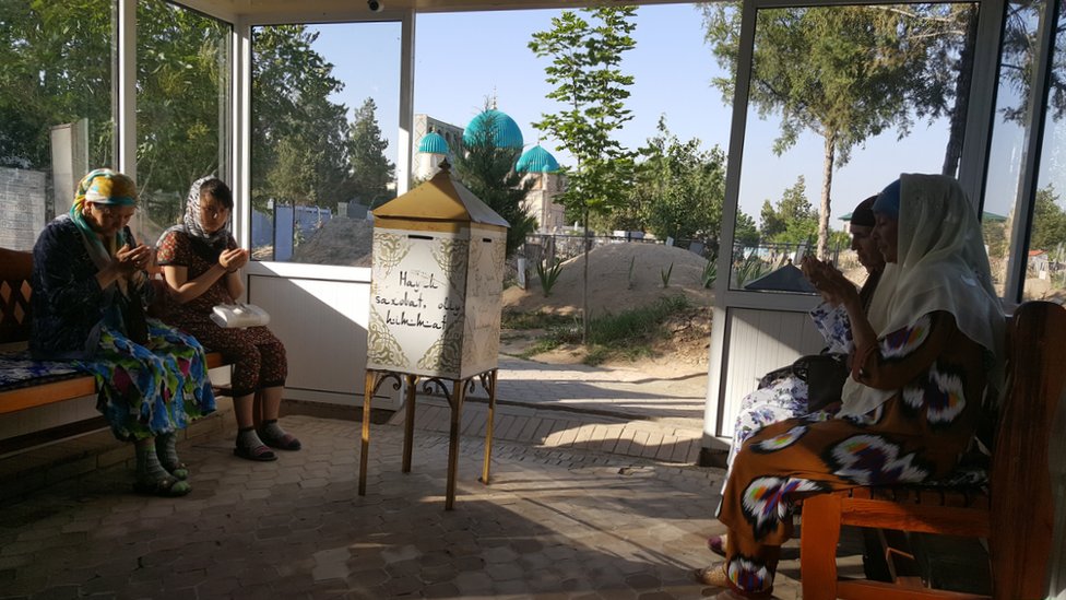 Mujeres rezando en el popular santuario Zangi-ota cerca de la capital, Tashkent