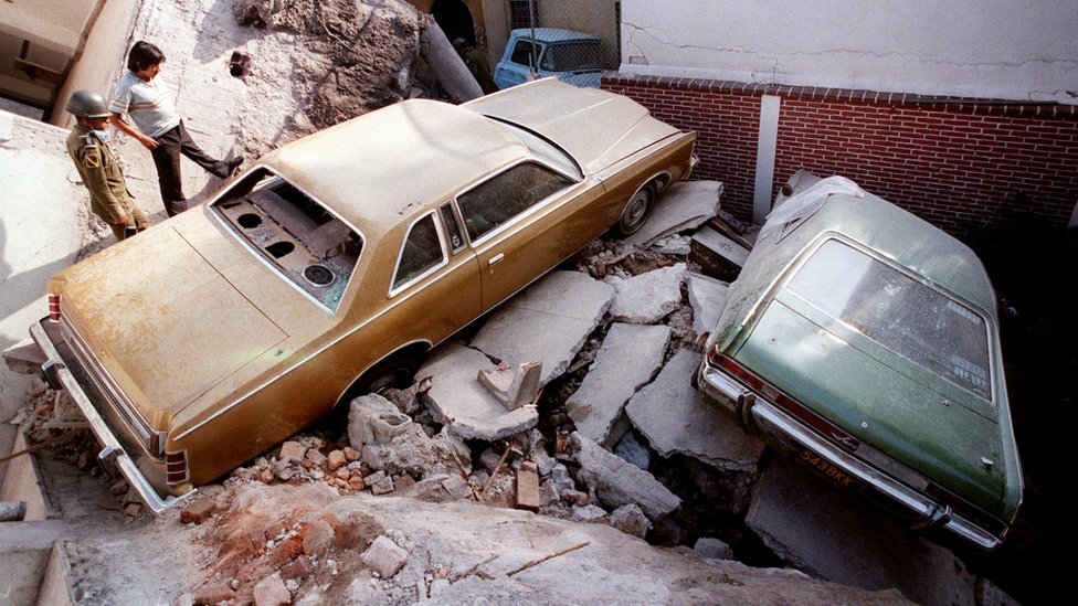 México comenzó a cambiar sus normas de construcción tras el potente terremoto de septiembre de 1985. Destrozos causados en México por el terremoto de septiembre de 1985.
