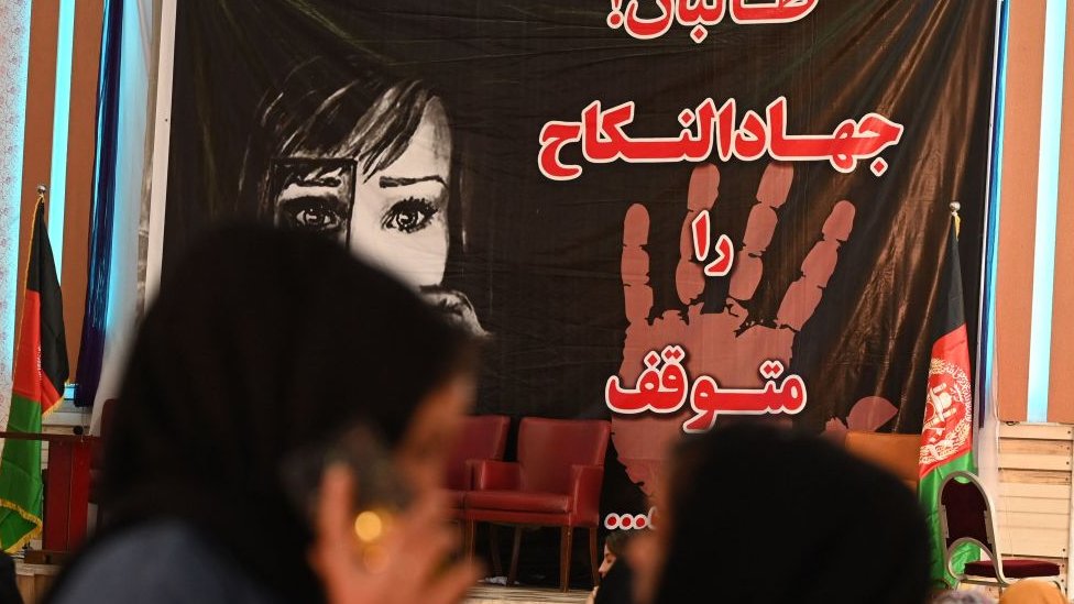 Afganistan'da kadınlar Taliban rejimi altında işlenen insan hakları ihlallerini protesto etti.