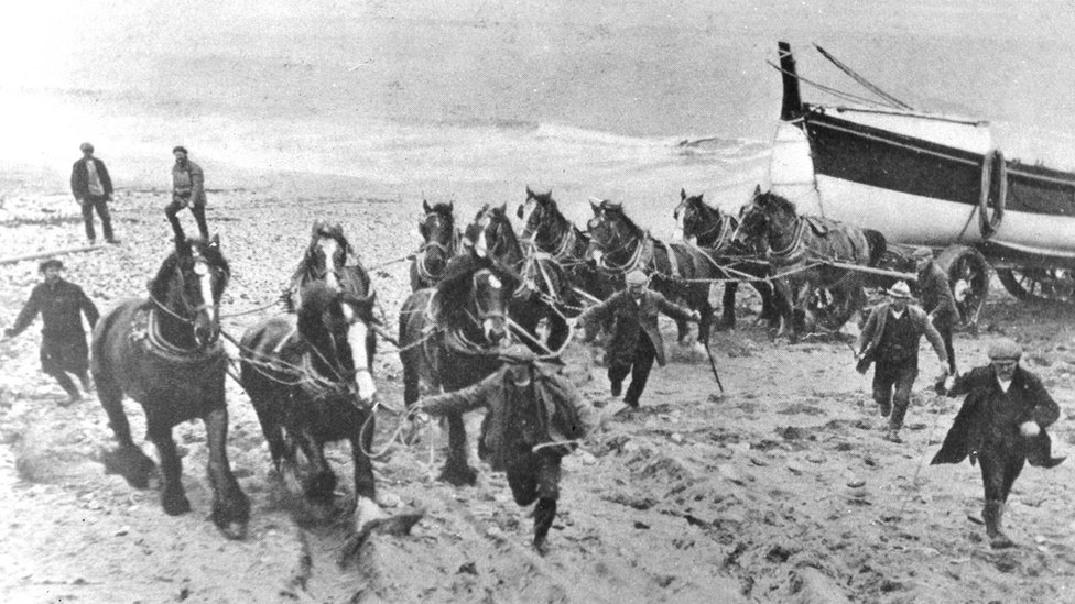 Оригинальное изображение лошадей, тянущих спасательную шлюпку, Wells-next-the-Sea
