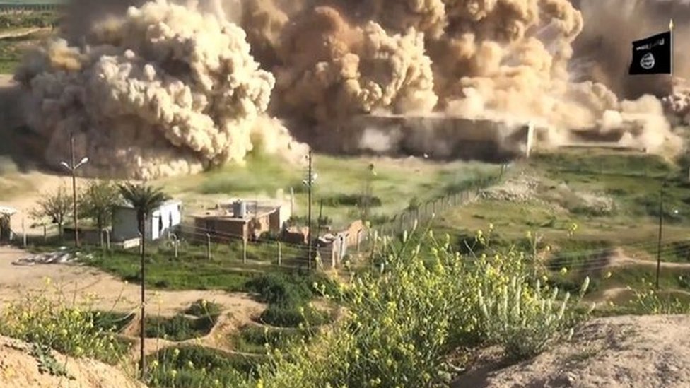 Кадр из видео ИГ, на котором показан взрыв на древнем городище Нимруд