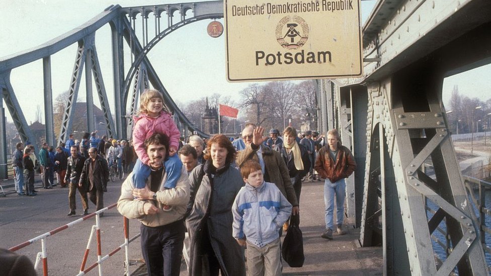 Berlineses del este cruzando la frontera tras la caída del Muro.