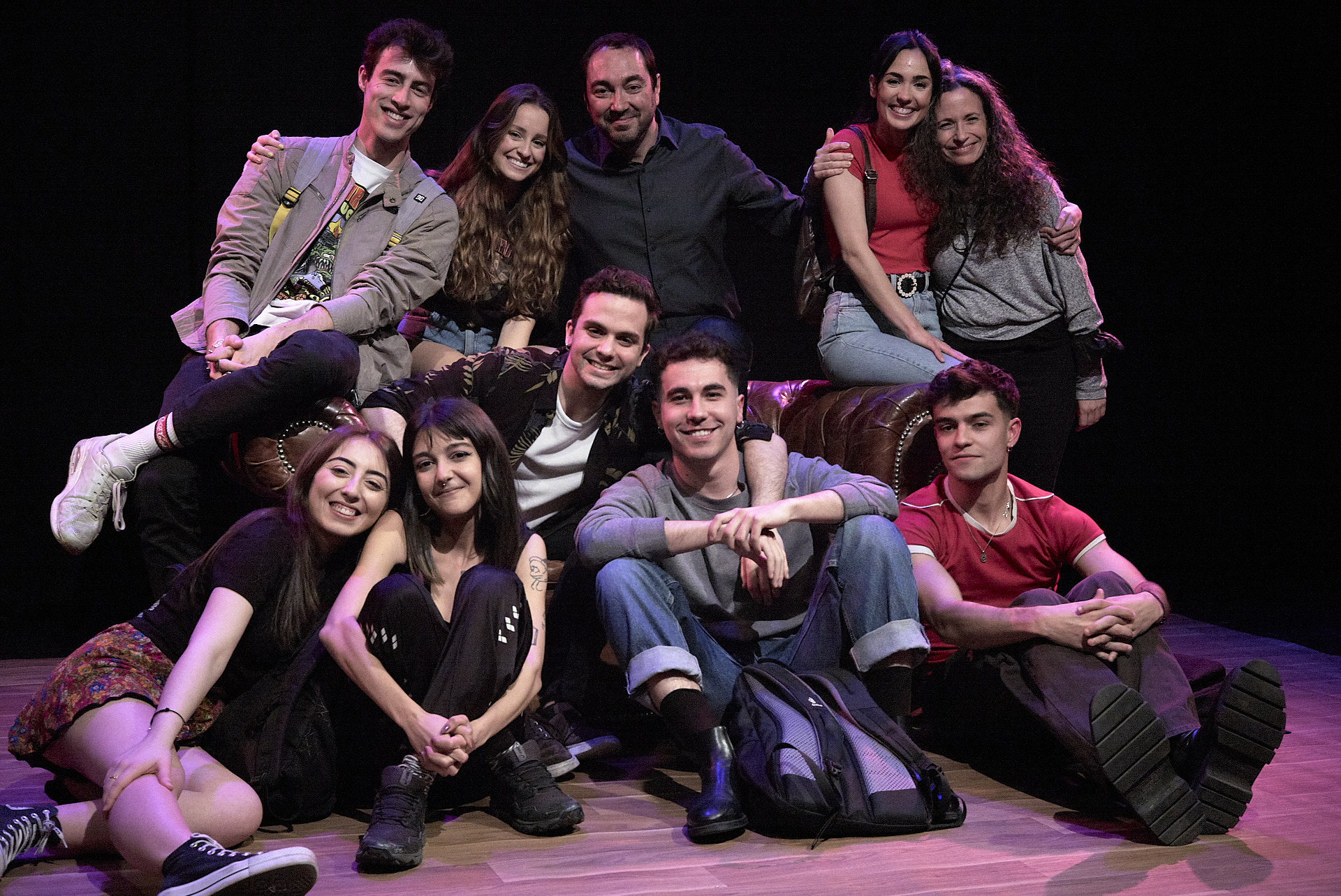 Foto grupa del elenco y el autor de "Nuna pasa nada" puesta en escena dirigida en España por Eva Egido.
