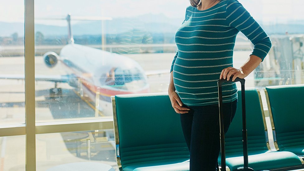 在機場的孕婦