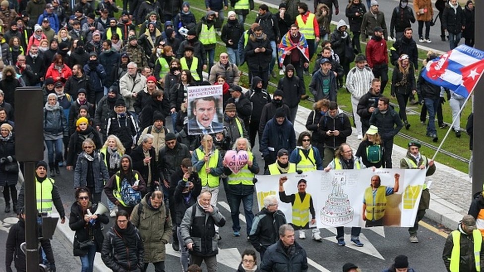 Протестующие в желтых жилетах маршируют в Париже 16 ноября 2019 года, чтобы отметить первую годовщину движения