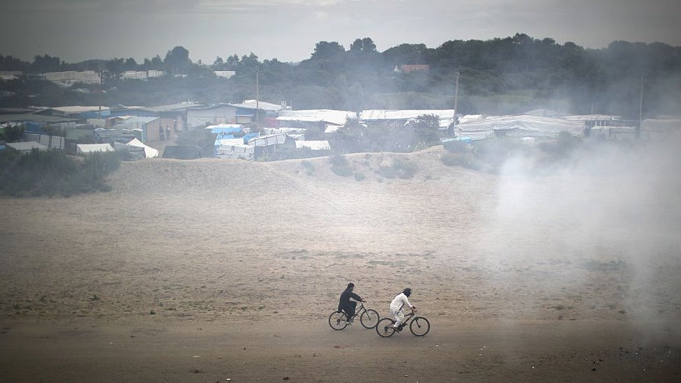 Noor presentó a los migrantes a los traficantes en el campamento de migrantes 'Calais Jungle', que fue demolido en octubre de 2016