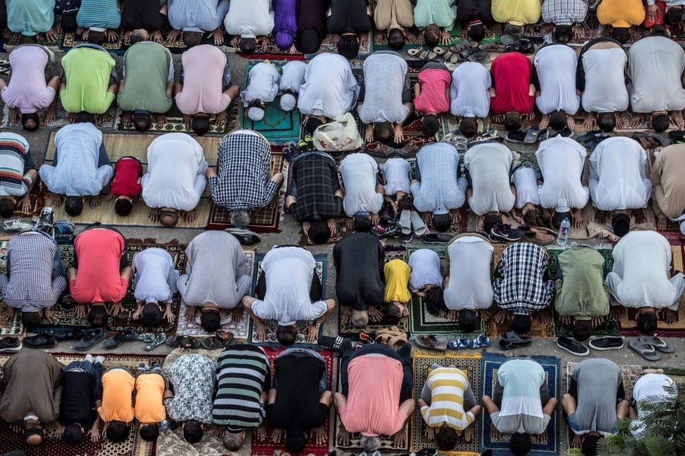 مسلمون يؤدون صلاة عيد الأضحى في القاهرة.