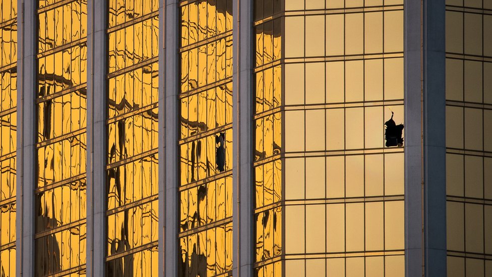 El atacante rompió la ventana de su habitación de hotel para disparar a la multitud Ventana rota del Mandalay Bay Resort, desde donde el atacante de la masacre de Las Vegas disparó a la multitud