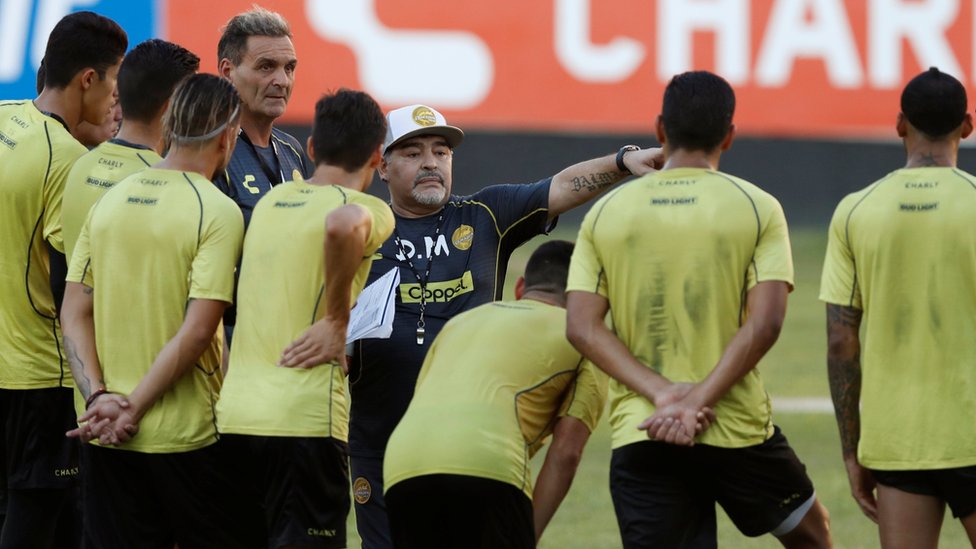 Dijego Maradona daje instrukcije igračima tokom prvog treninga u Doradosu