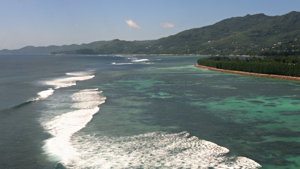 Волны разбиваются о пляж одного из островов Сейшельских островов