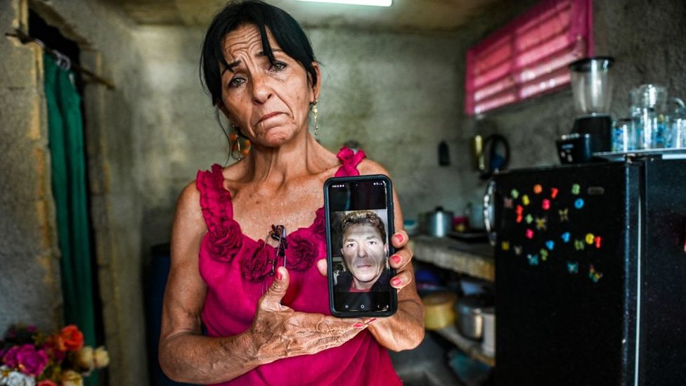 Madre de La Güinera, Virgen Frometa, muestra la foto de su hijo sentenciado a 25 años de cárcel.