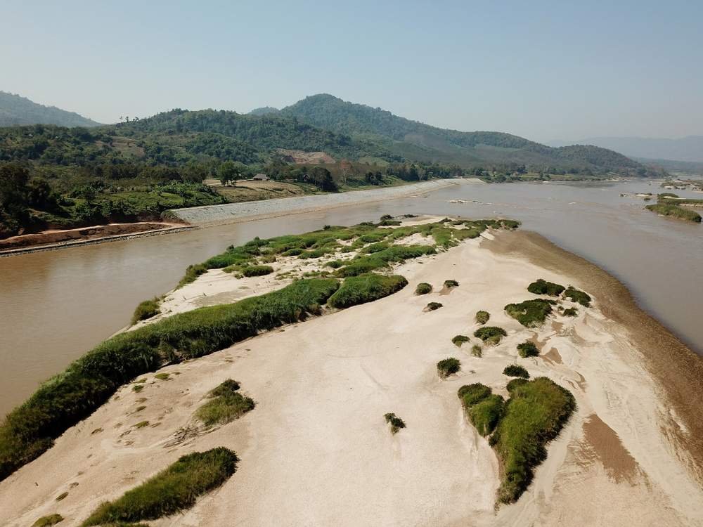 湄公河沿岸的泰國邊陲小鎮清康有個一公里長的沙洲。 那裏有著湄公河特殊的生態系統，許多鳥類在沙洲上產卵。