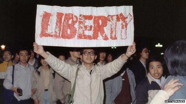 Student koji nosi transparent na demonstracijama na Tjenanmenu