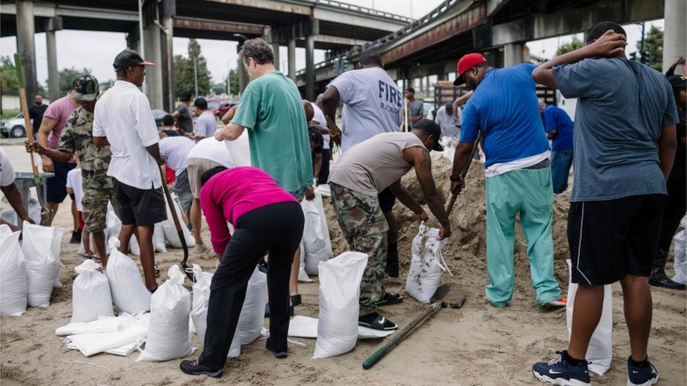 Люди набивают мешки с песком, готовясь к урагану Нейт в Новом Орлеане, 7 октября 2017 г.