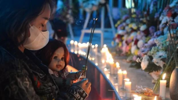 Warga berdoa saat peringatan 19 tahun tragedi bom Bali di Monumen Bom Bali, Badung, Bali, Selasa (12/10/2021).