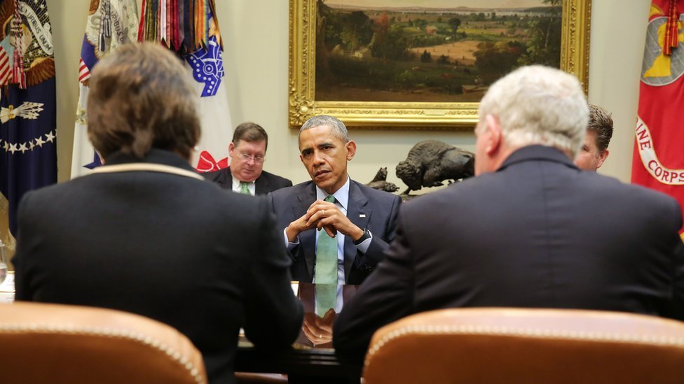 Президент США Барак Обама разговаривает с первым министром Северной Ирландии Арлин Фостер и заместителем первого министра Мартином МакГиннессом